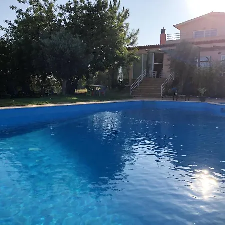 One Bedroom Bungalow With Shared Pool Enclosed Garden And Wifi At بيت للعطل